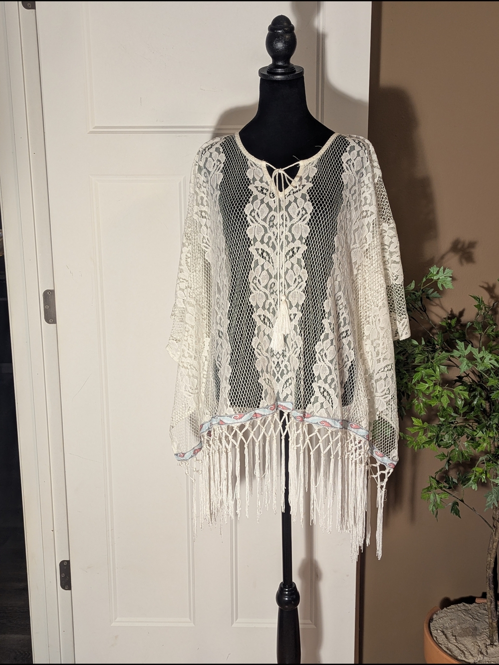 Peachpuff Women's Lace Swim Coverup - Cream. EUC. Size Small. Beach. Vacation.